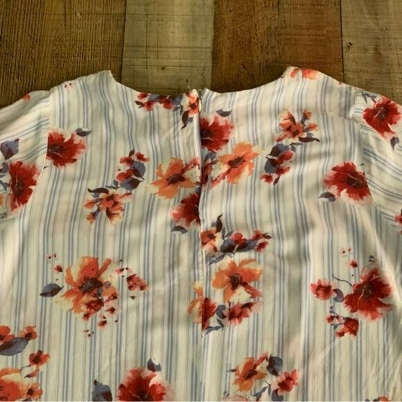 Red by BKE womens blue and white striped short sleeve top with Fred flowers -L - Picture 8 of 9